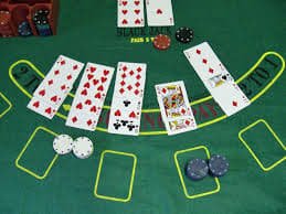 Tampilan aplikasi cair33 di layar ponsel Android menunjukkan menu sportsbook Liga 1 dan live dealer